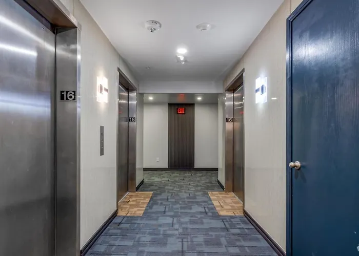 Modern With Gym In Midtown 4*